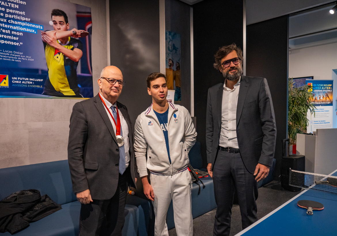 Simon Azoulay, Pierre Bonhomme et Lucas Didier lors de la journée du handisport organisée par ALTEN dans les locaux d'Édouard Vaillant, posant ensemble dans un cadre détendu et chaleureux.